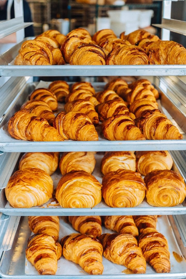 Des plateaux de croissants sur un chariot, à la sortie du four