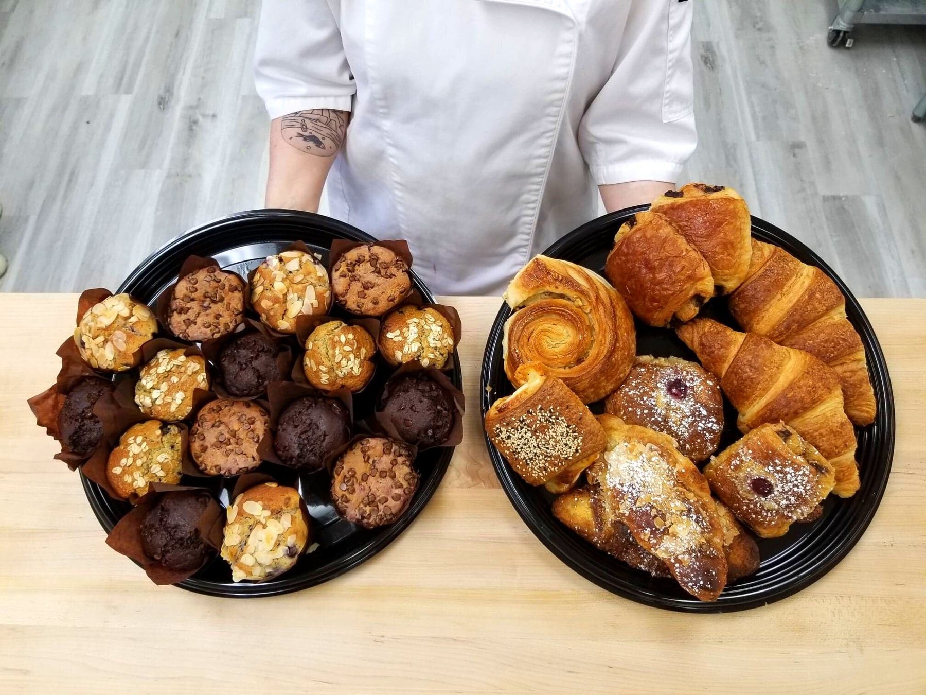 Deux plateaux : muffins et brownies d’un côté, viennoiseries de l’autre
